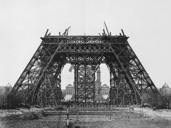 They lived 7,5 km from where the Eiffel Tower was being&nbsp;built